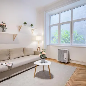 Bpr Toffee Design With A/c Budapest